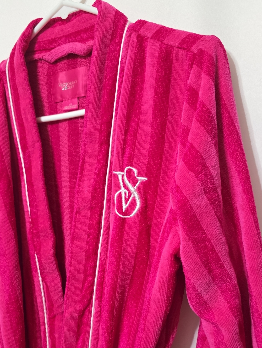 Victoria's Secret Hot Pink Plush Robe Label Detail - Picture 3 of 8